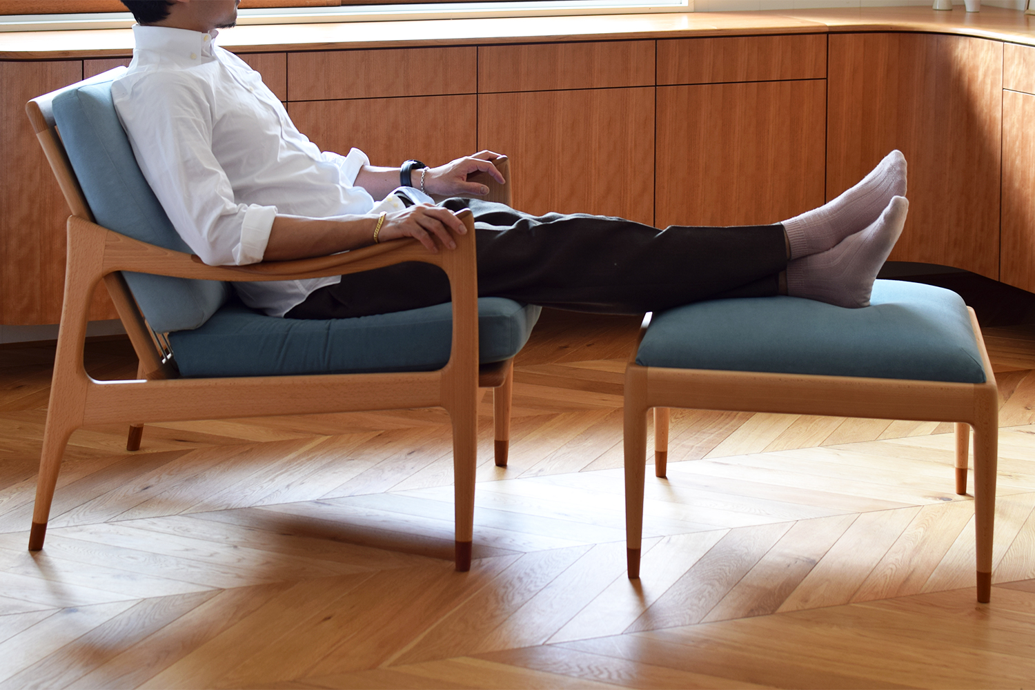 北欧デザインの巨匠フィンユールを家具を彷彿とさせる上質な無垢フレームのソファ