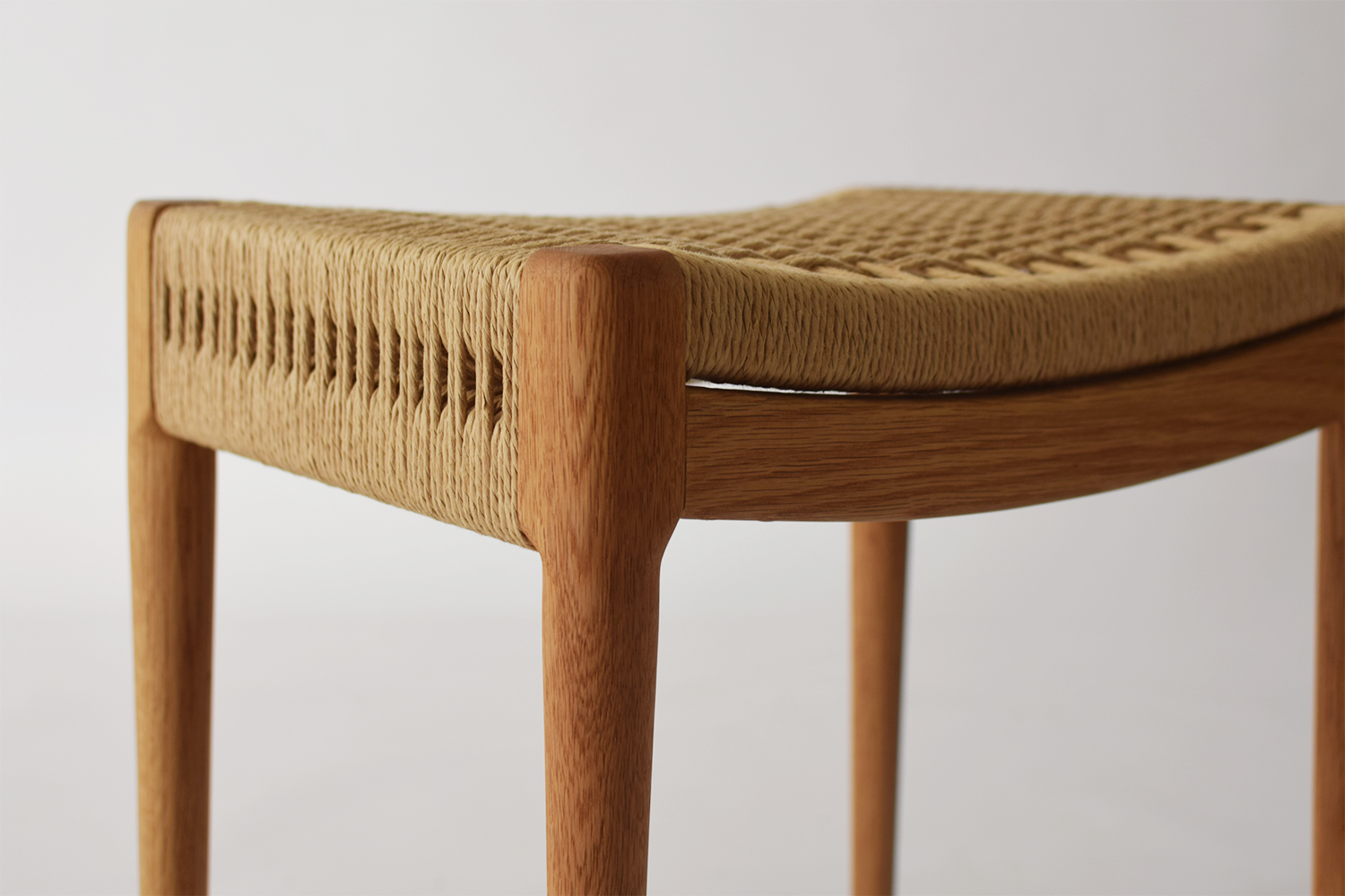 ペーペーコードと無垢の美しいデザインのスツール