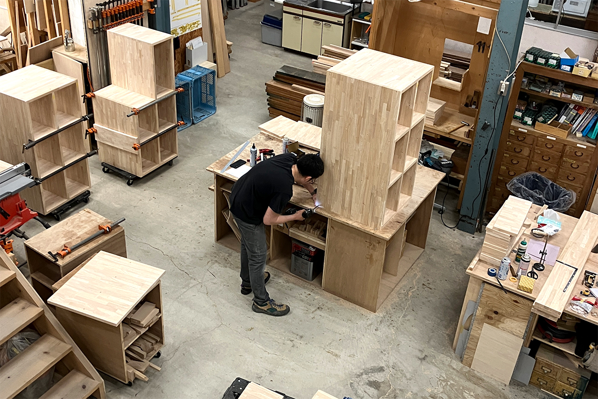 ロフトスペースへ上がるための階段収納をオーダーメイドで製作しました