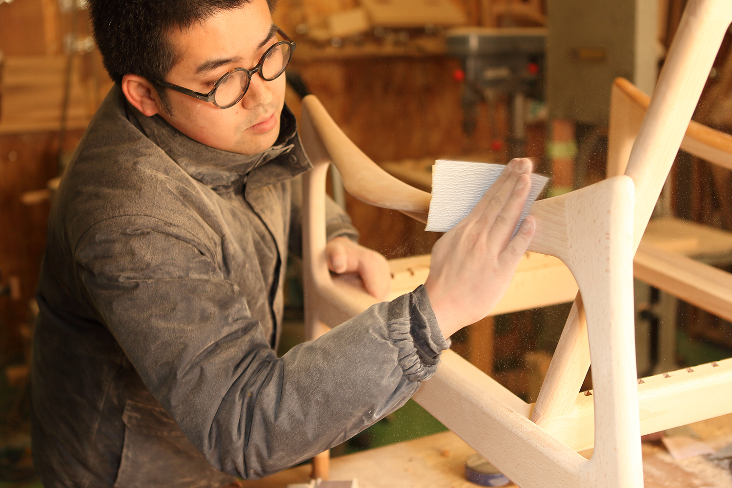 北欧デザインの巨匠フィンユールを家具を彷彿とさせる上質な無垢フレームのソファ