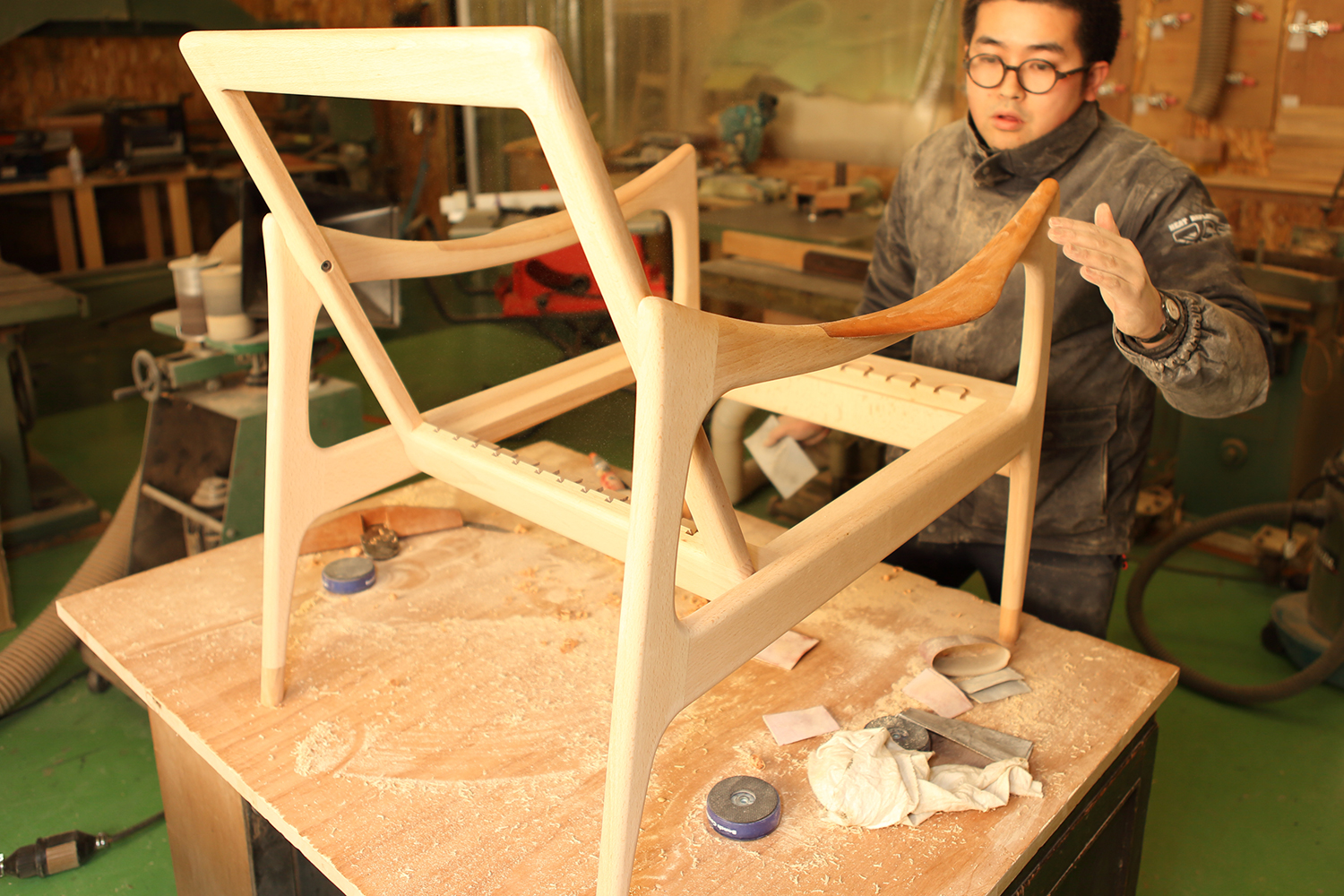 北欧デザインの巨匠フィンユールを家具を彷彿とさせる上質な無垢フレームのソファ