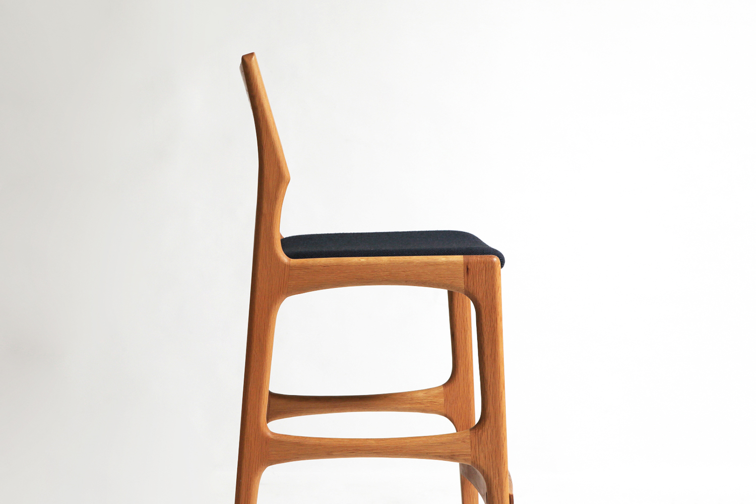 レストランやカフェ、バーなどにおすすめの無垢のおしゃれなデザインのカウンターチェア