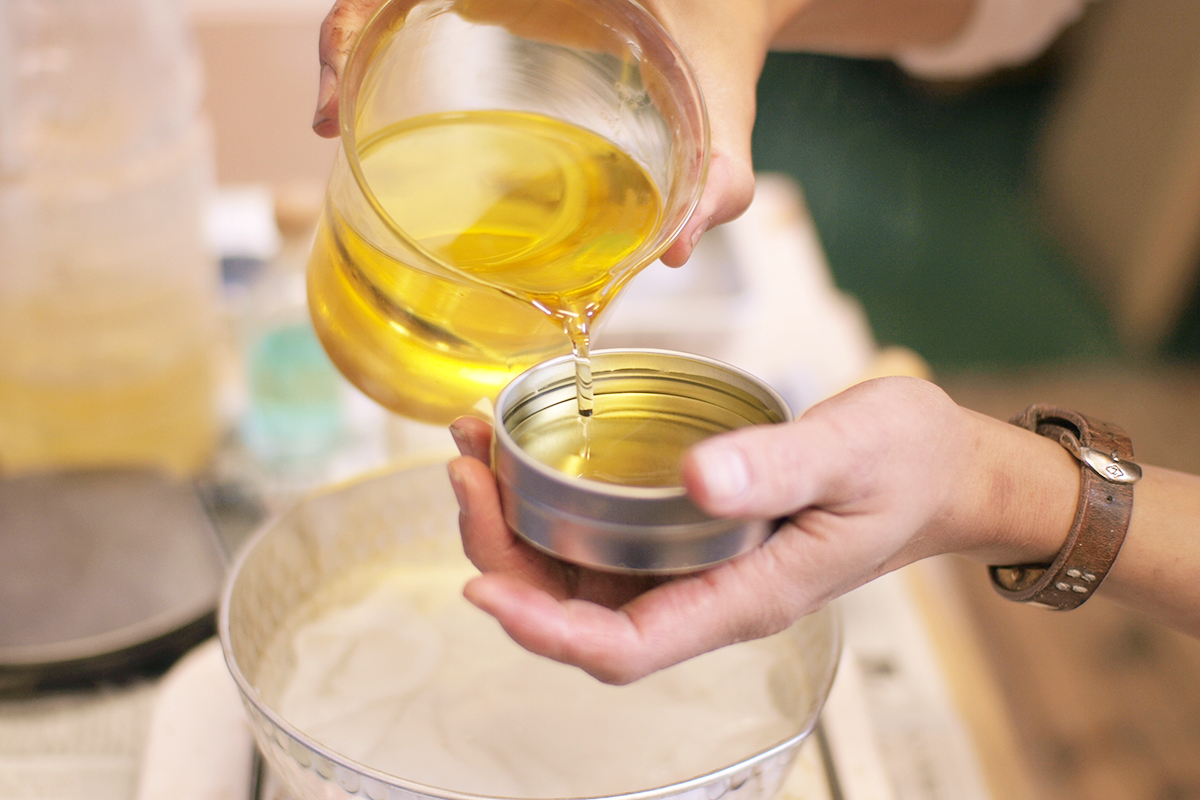 家具職人が蜜ろうで作る無垢の家具用メンテナンスワックス